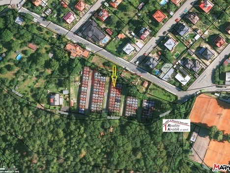 Zděná garáž s plechovými vraty v Kutné Hoře, Žižkov